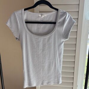 Splendid Scoop Neck Short Sleeve Tee in Light Gray and White